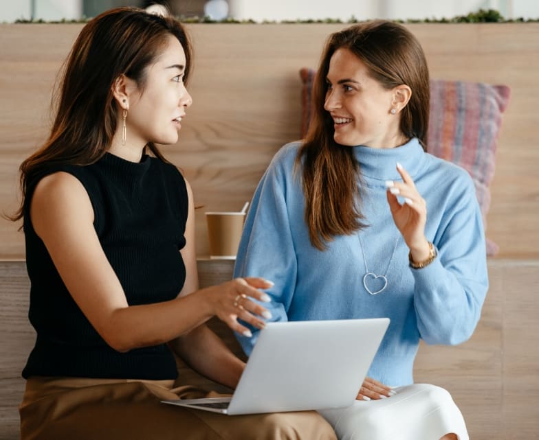 Diseñadoras conversando alegremente